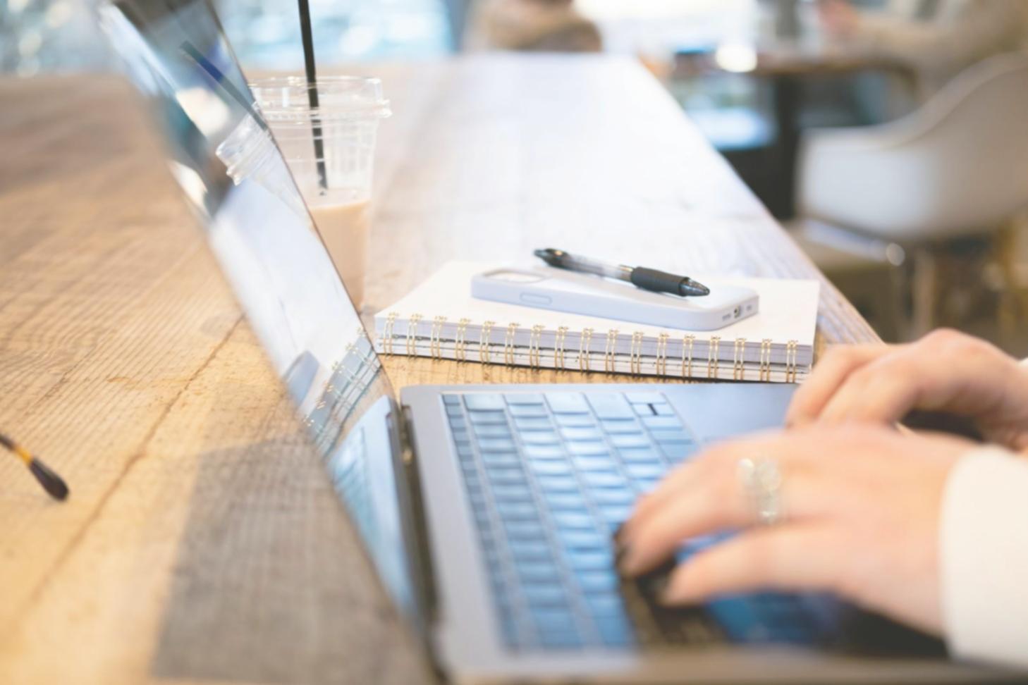 Moderne Arbeitsplätze in unserem Sauerlacher Büro mit neuester Technologie